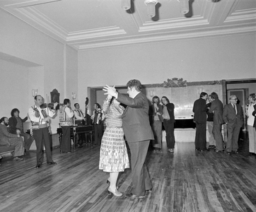 855709 Afbeelding van burgemeester H.J.L. Vonhoff, dansend met een dame, tijdens de nieuwjaarsreceptie in het Stadshuis ...